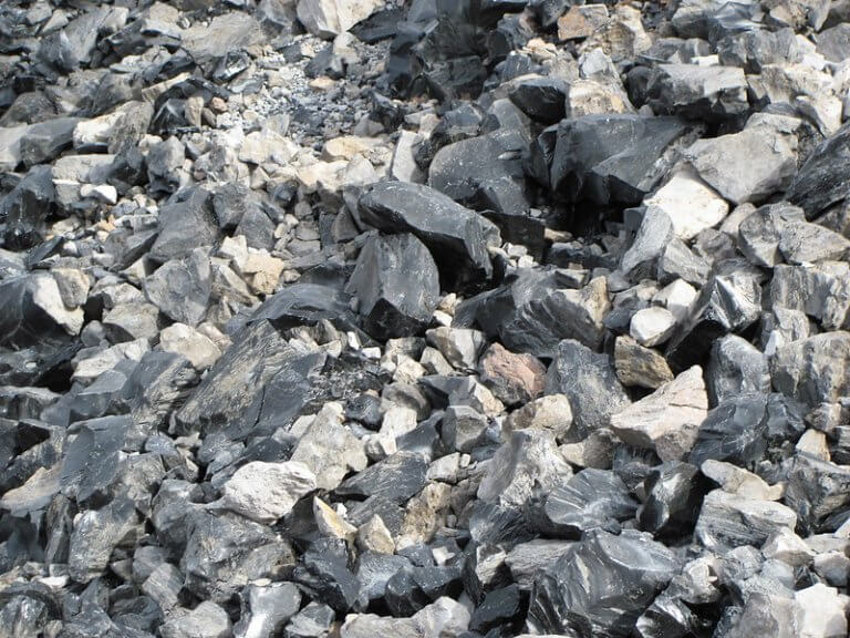 黒曜石の意味・効果とは？特徴や石言葉、本物との見分け方も …